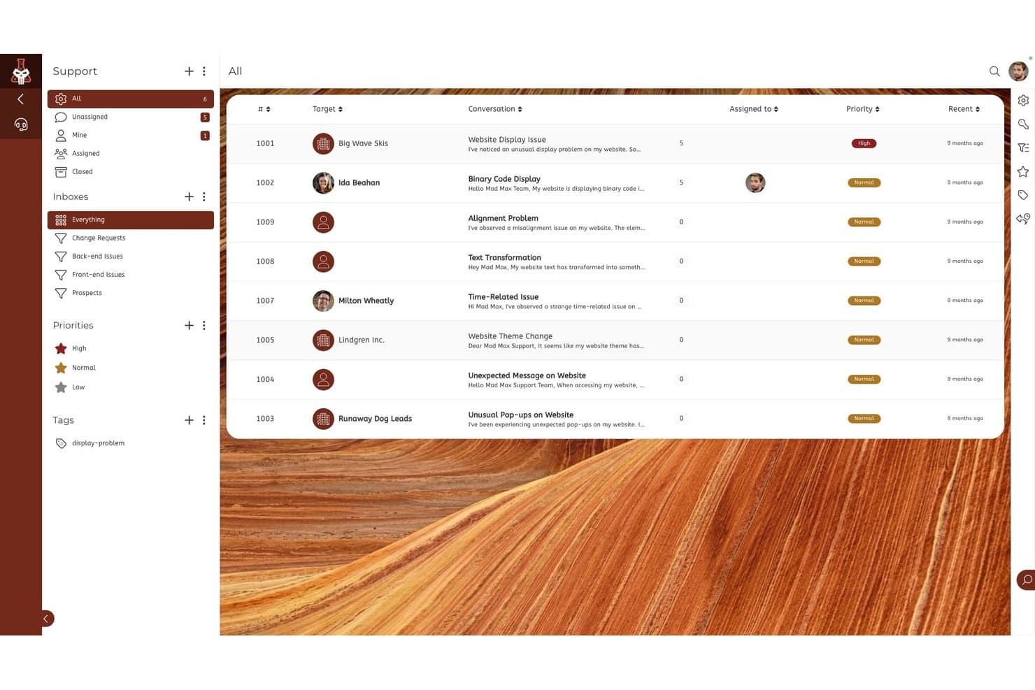 Lijst met supporttickets in SuiteDash met gesprekken, prioriteitsniveaus en inboxcategorieën.