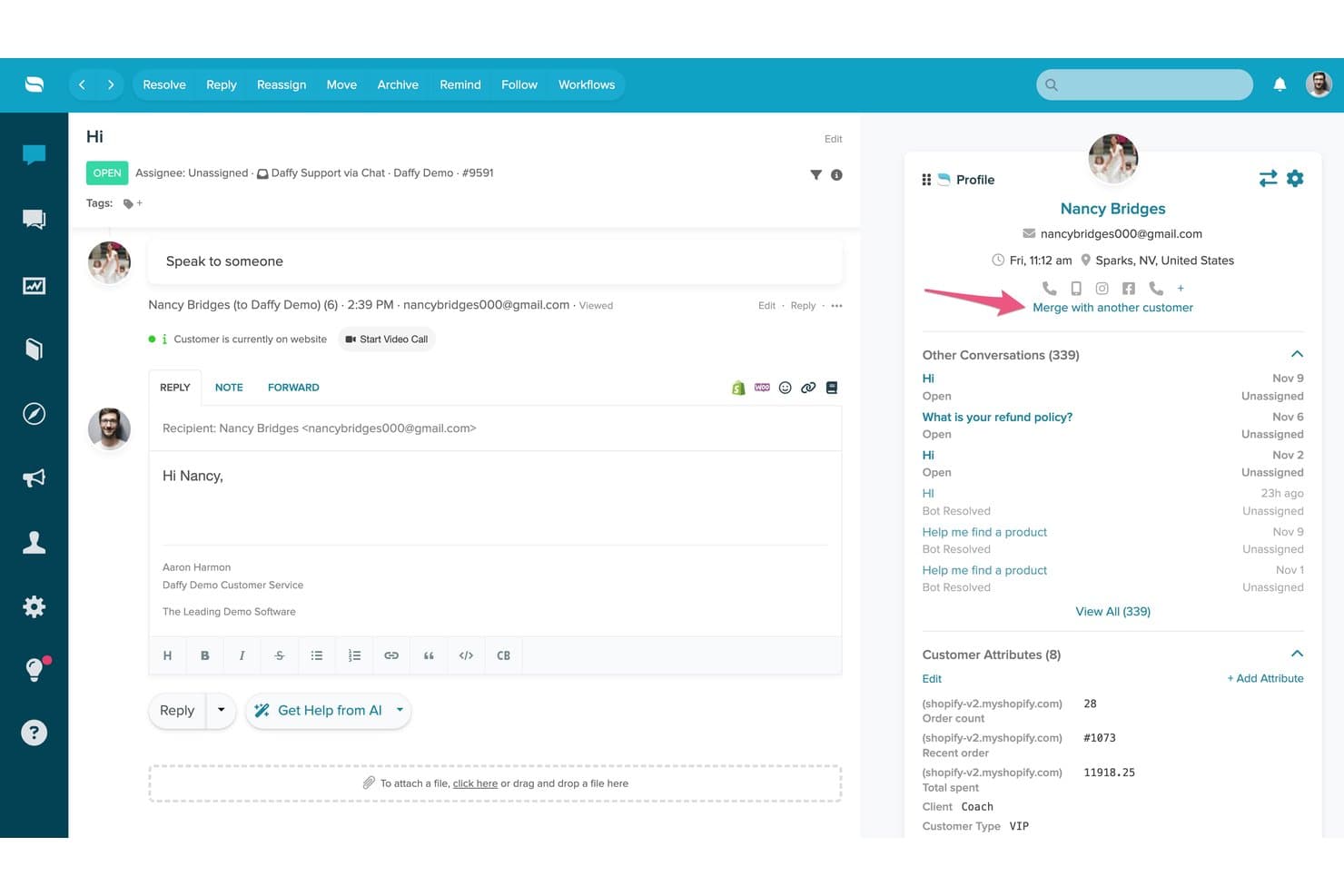 Re:amaze-klantenondersteuningsinterface met een gesprek, klantprofiel en antwoordeditor.