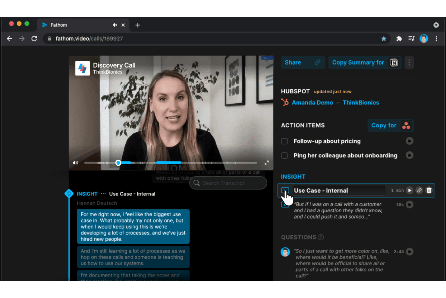 Fathoms videoopkaldsgrænseflade, der viser transskription, indsigter, handlingspunkter og HubSpot CRM-synkronisering.