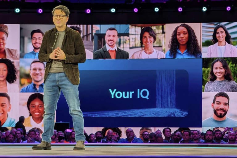 Un relatore sul palco presenta ai partecipanti di Microsoft Ignite