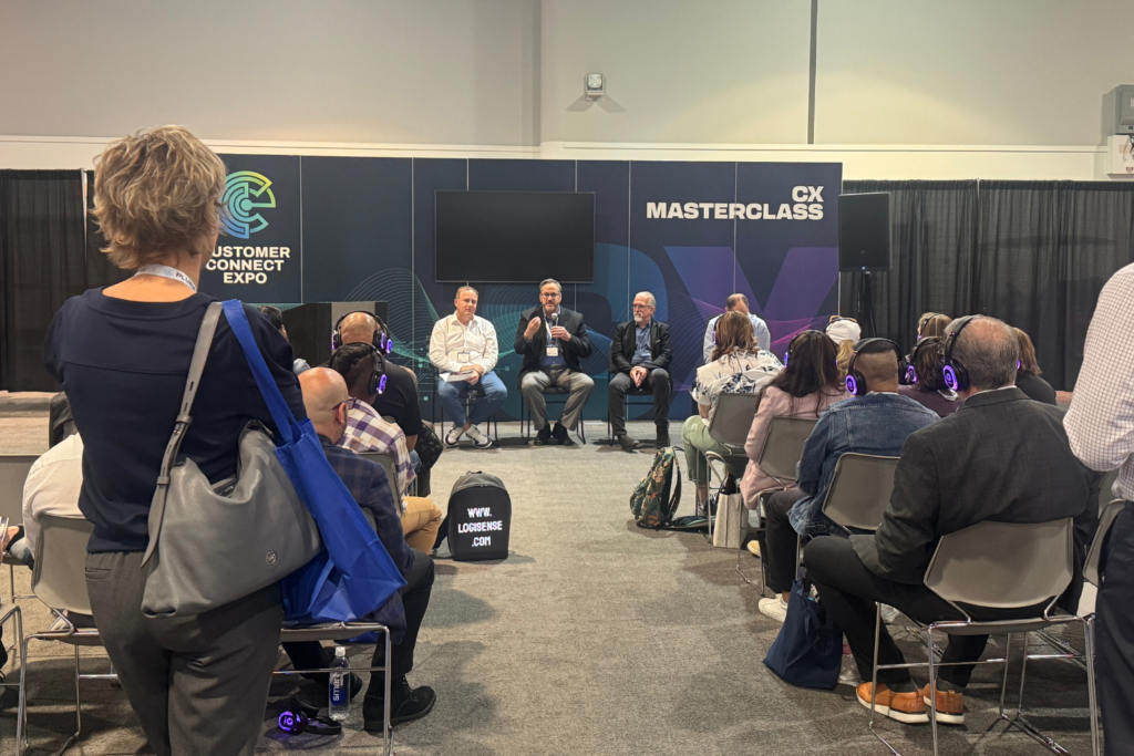 Partecipanti riuniti per una masterclass CX al Customer Connect Expo